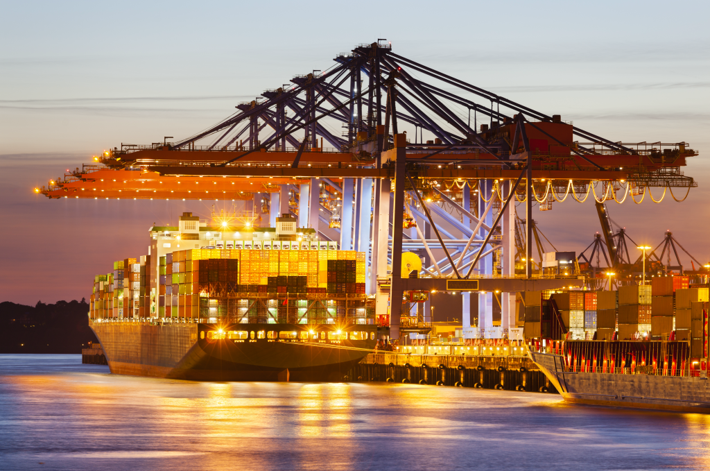 Das aktuelle Bild hat keinen Alternativtext. Der Dateiname ist: Container-Schiff_beleuchtet-scaled.png