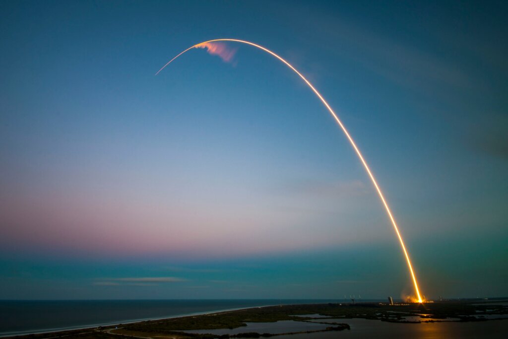 Das aktuelle Bild hat keinen Alternativtext. Der Dateiname ist: spacex-p-KCm6xB9I-unsplash.jpg