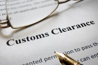 Aktuelles Bild: Page of paper with words Customs Clearance and glasses.